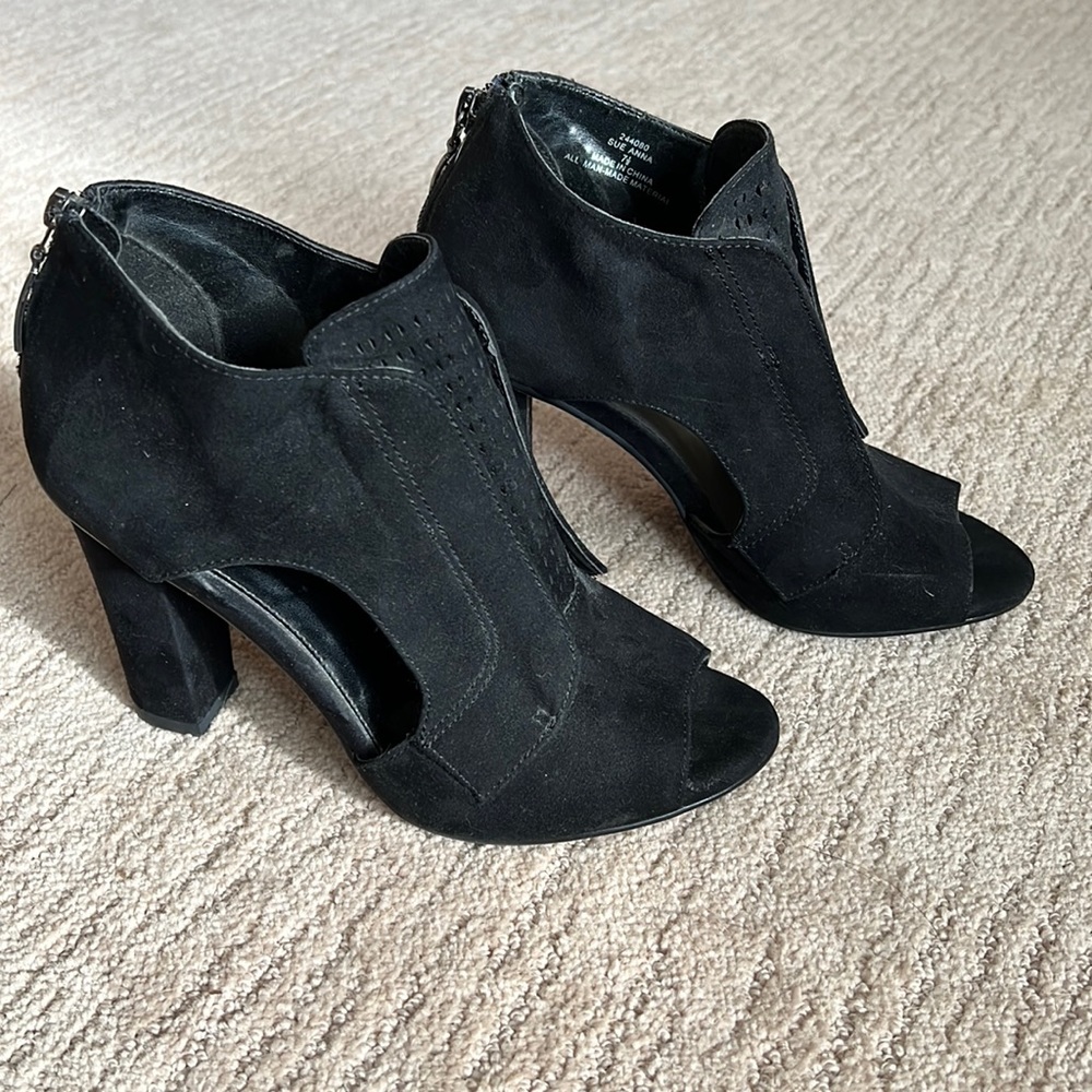 Barely worn black Eva and Zoe chunky suede high heels